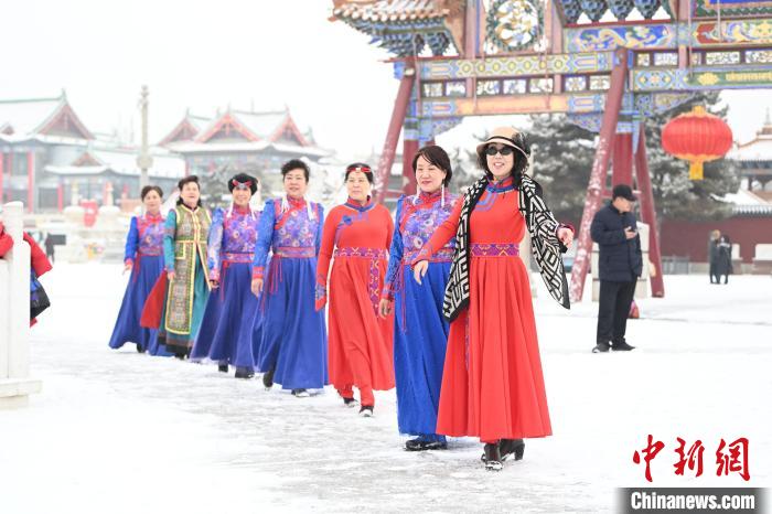 2月13日，老年人在呼和浩特市大召廣場拍照“打卡”?！⑽娜A 攝