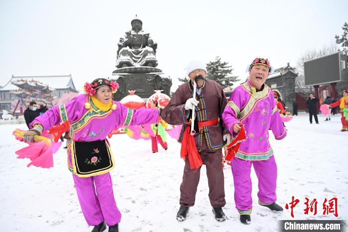 2月13日，秧歌隊在呼和浩特市大召廣場雪中起舞?！⑽娜A 攝