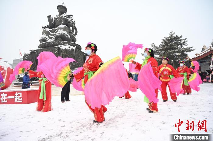 2月13日，秧歌隊在呼和浩特市大召廣場雪中起舞?！⑽娜A 攝