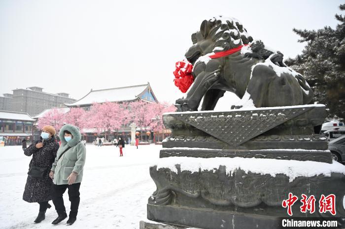2月13日，民眾在呼和浩特市大召廣場雪中漫步?！⑽娜A 攝