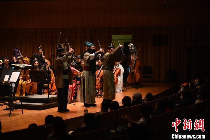圖為“劉備、關(guān)羽、張飛”亮相音樂會?！∥靼步豁憳穲F供圖