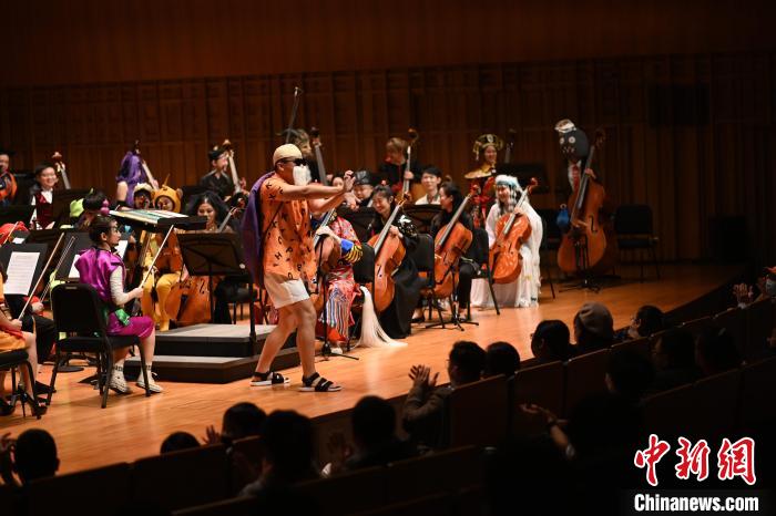 圖為樂團指揮“龜仙人”。　西安交響樂團供圖