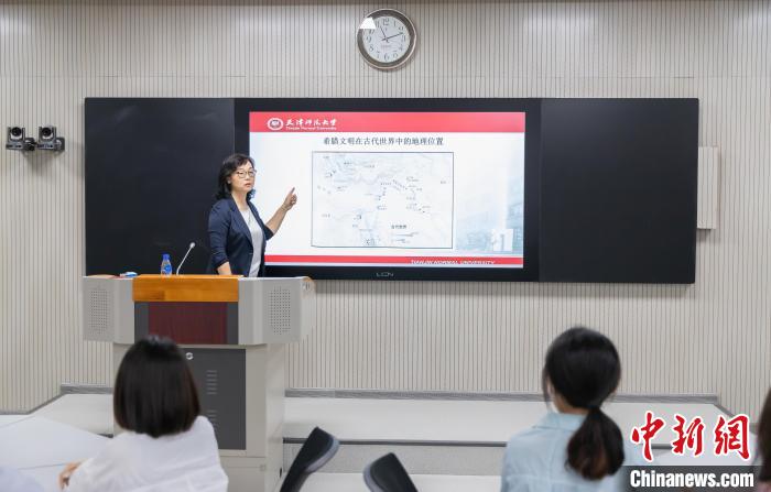 天津師范大學(xué)跨文化與世界文學(xué)研究院院長、教授郝嵐正在為同學(xué)們上課?！⊥踉谟?攝