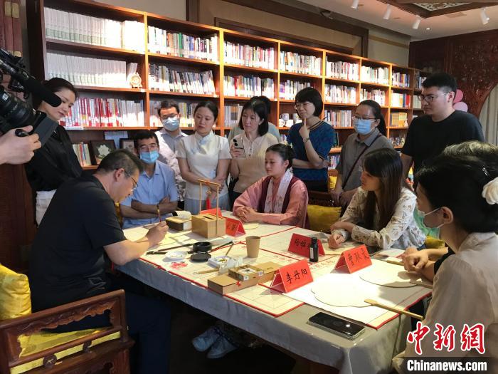 9月14日，“月動(dòng)臨秋扇”中華傳統(tǒng)文化沉浸式體驗(yàn)活動(dòng)在北京紀(jì)曉嵐故居舉辦。 陳建新 攝 陳建新 攝