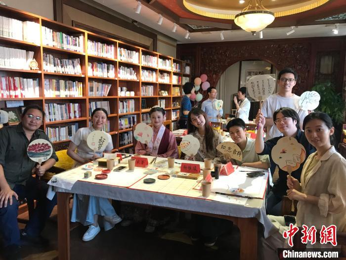 9月14日，“月動(dòng)臨秋扇”中華傳統(tǒng)文化沉浸式體驗(yàn)活動(dòng)在北京紀(jì)曉嵐故居舉辦。陳建新 攝 陳建新 攝