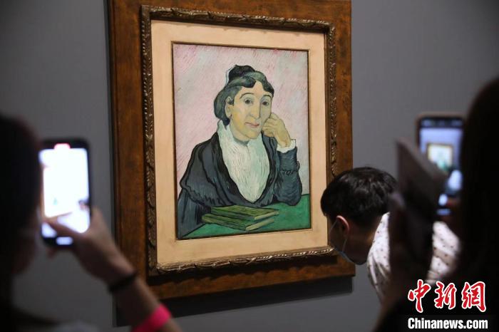 觀眾欣賞梵高畫作《阿爾勒婦女(吉努夫人肖像)》?！埡鄠?攝