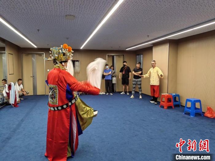 “天下第一團”正在進行練習?！±ド绞形捏w廣電和旅游局供圖