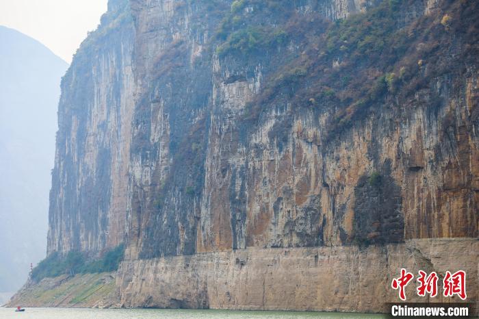圖為瞿塘峽兩岸壯麗景致?！×簹J卿 攝