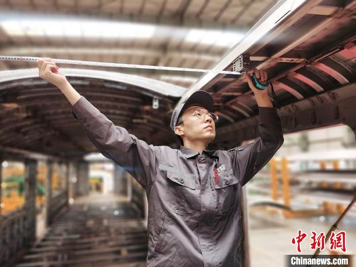 王漢卿在安裝車頂二次骨架吊?！∈茉L者供圖