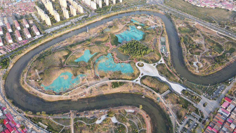 　圖為4月30日拍攝的河北滄州市區(qū)的大運(yùn)河“Ω”形河道。新華社發(fā)(傅新春 攝)