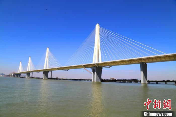 建設(shè)中的珠海金海特大橋?！∶蠎c虎 攝