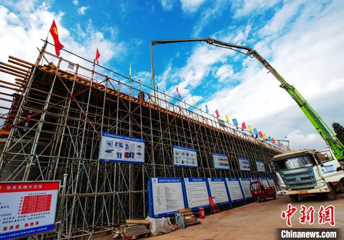 圖為渝昆高鐵云南段境內(nèi)首座大橋連續(xù)梁混凝土澆筑施工現(xiàn)場(chǎng)。　何呂鵬 攝