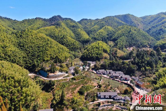 航拍江西井岡山市神山村，青山環(huán)繞，風(fēng)景秀美?！⒘?攝