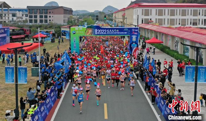 2022年龍虎山半程馬拉松鳴槍開跑?！⒅剧?攝