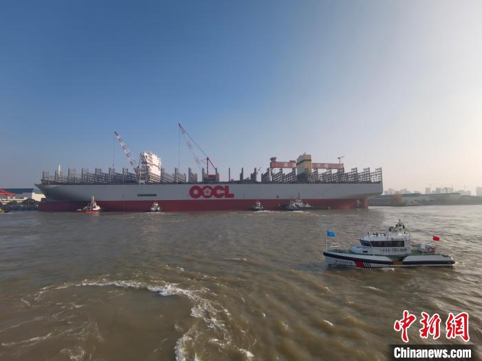海巡艇在現(xiàn)場引導(dǎo)水上交通。　南通海事局供圖