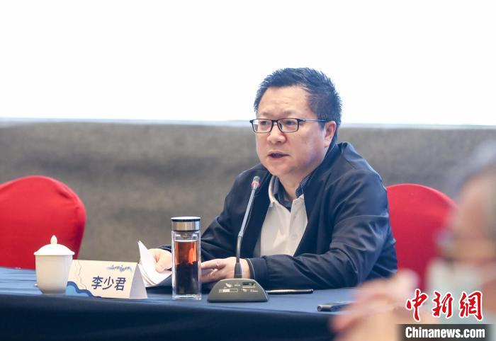 《詩刊》社主編李少君發(fā)言?！∠计挚h融媒體中心 供圖