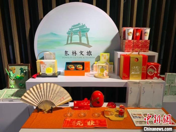 發(fā)展論壇現(xiàn)場(chǎng)展出的無(wú)錫城市文創(chuàng)作品。　孫權(quán) 攝