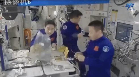 神舟十四號(hào)航天員在軌品嘗美食。圖片來(lái)源：中國(guó)載人航天工程辦公室官方微信
