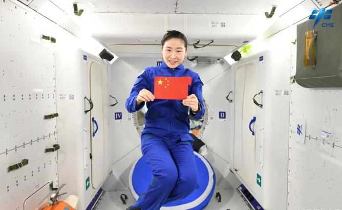 航天員劉洋背后是問(wèn)天實(shí)驗(yàn)艙睡眠區(qū)。圖片來(lái)源：中國(guó)載人航天工程辦公室官方微信