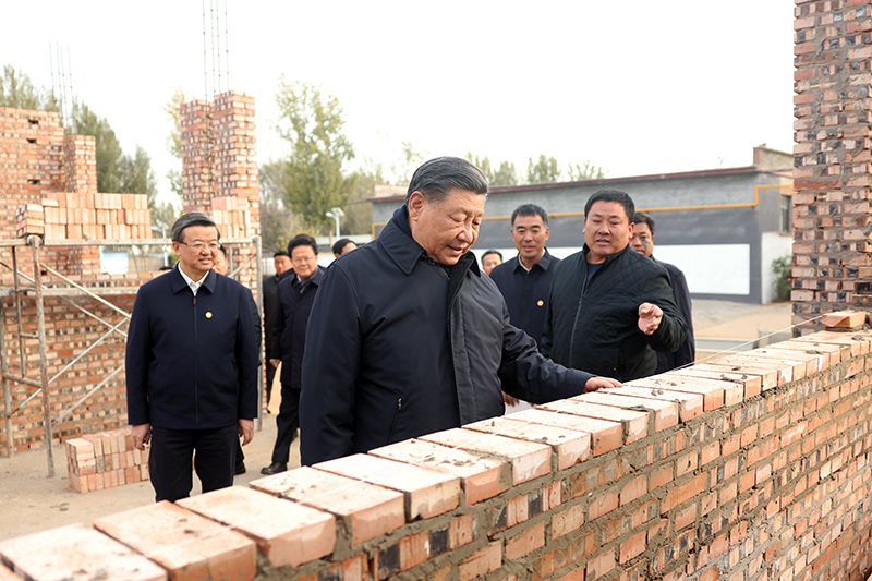 2023年11月10日，習(xí)近平總書記在河北保定涿州市刁窩鎮(zhèn)萬全莊村房屋重建施工現(xiàn)場(chǎng)考察。