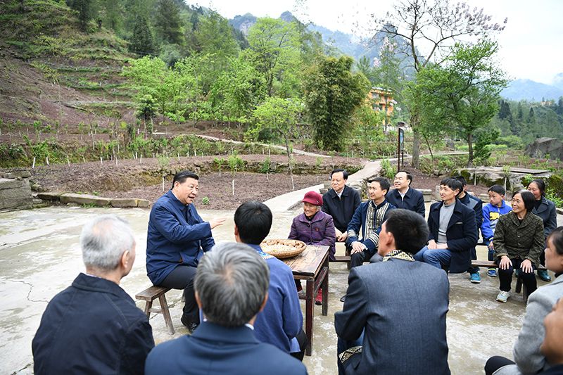 2019年4月15日，習(xí)近平總書記在重慶石柱土家族自治縣中益鄉(xiāng)華溪村同村民代表、基層干部、扶貧干部、鄉(xiāng)村醫(yī)生等圍坐在一起，共話脫貧攻堅(jiān)。