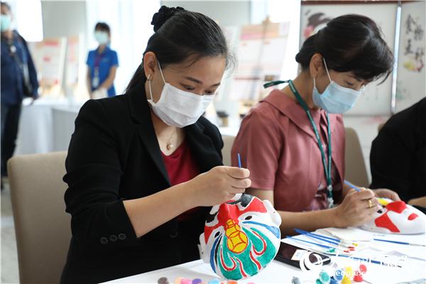 展覽會現(xiàn)場，泰國民眾體驗畫臉譜。人民網(wǎng)記者 趙益普攝