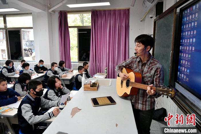 圖為3月16日，張家豪在福建福州延安中學(xué)教學(xué)。 <a target='_blank' href='/'><p  align=