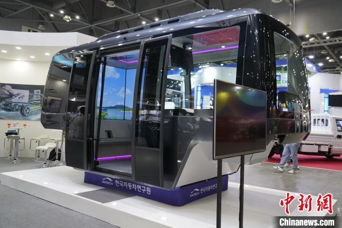圖為展會上展示的無人駕駛移動出行工具?！⑿?攝