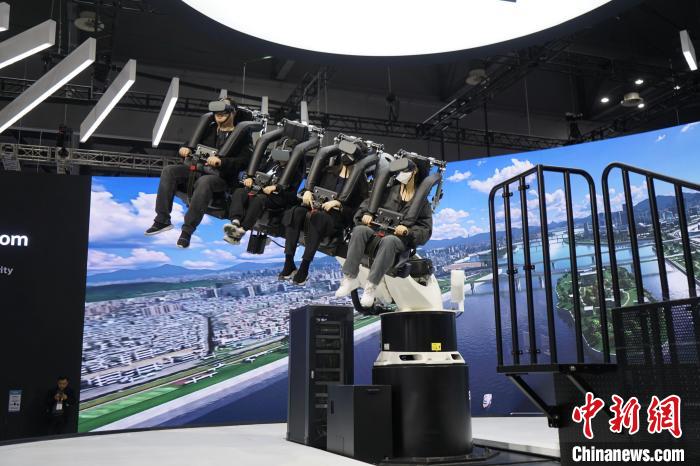 圖為觀眾在展會模擬體驗未來城市空中移動出行方式?！⑿?攝