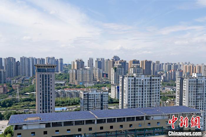 圖為輝騰能源在重慶市九龍坡區(qū)留學(xué)生創(chuàng)業(yè)園屋頂建設(shè)的光伏發(fā)電示范項(xiàng)目?！∈茉L企業(yè)供圖