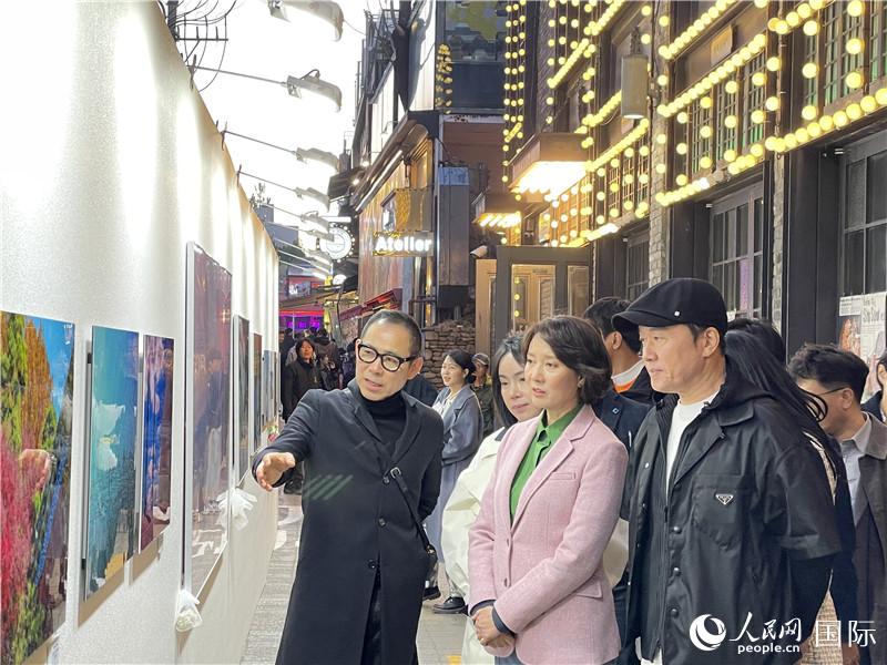 韓國中小風險企業(yè)部長官李永參觀梨泰院街頭藝術展。實習生 許鵬飛攝