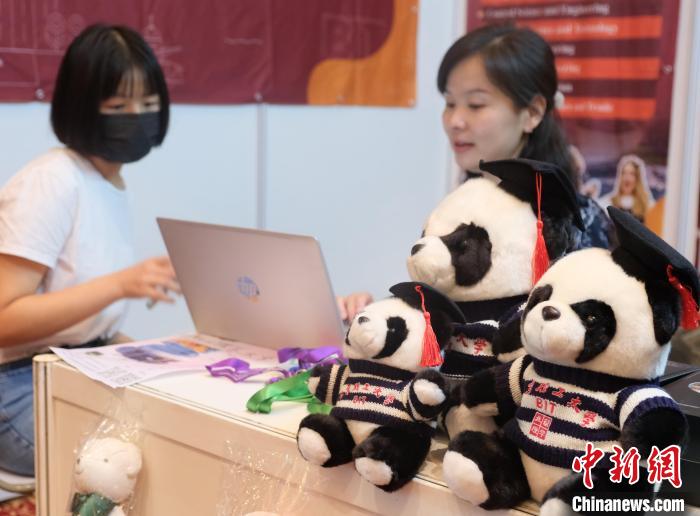北京理工大學(xué)帶來(lái)可愛(ài)熊貓玩偶，頗為吸睛 陳悅 攝