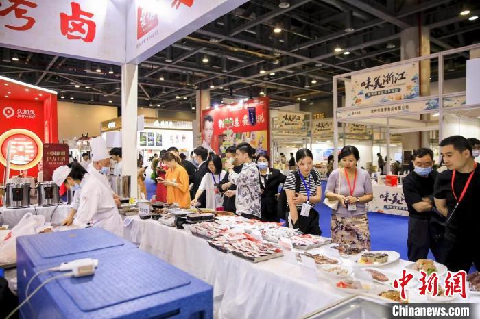 活動現(xiàn)場人頭攢動?！≌憬∩虅?wù)廳 供圖