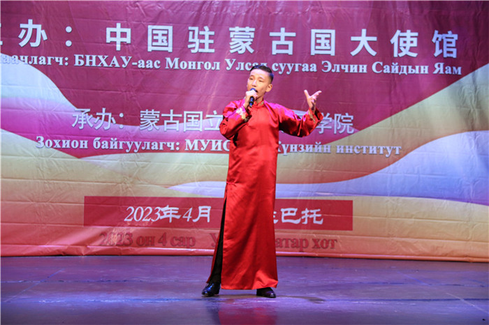 一等獎選手賀希格中學的包勒爾德表演貫口《玲瓏塔》。蒙古國立大學孔子學院供圖