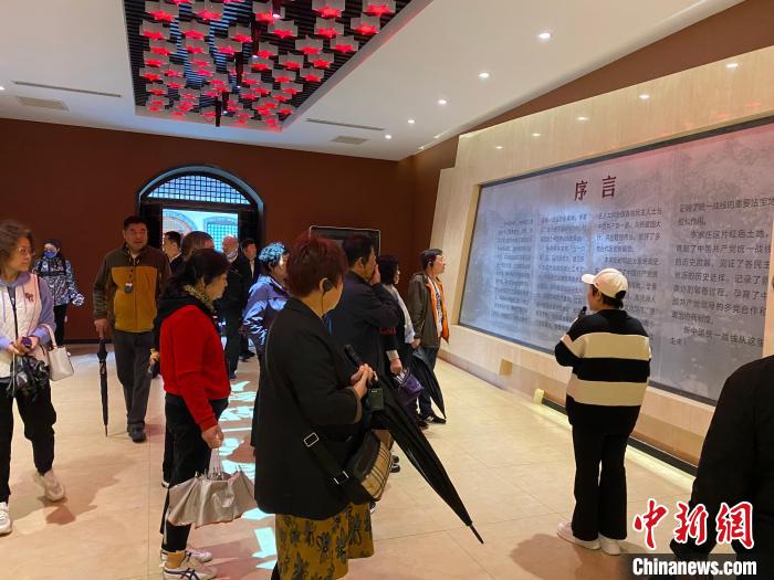 中共中央統(tǒng)戰(zhàn)部舊址里參觀者絡繹不絕?！±顣詡?攝