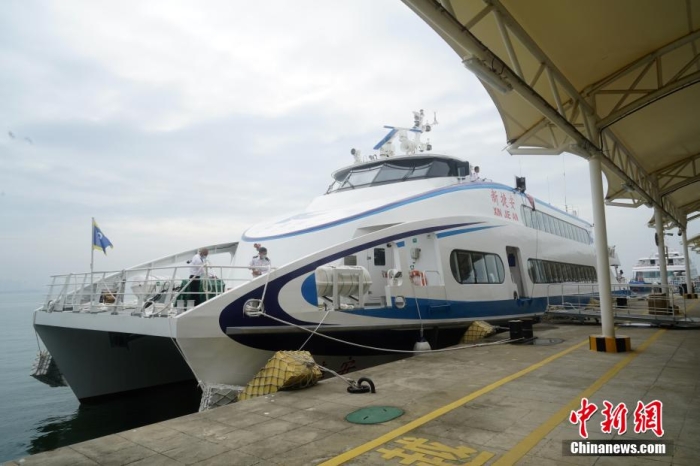 5月3日，“新捷安”輪載著157名乘客從廈門啟航前往金門，這是“新捷安”輪入列廈金航線后的首個航班。廈門海事局執(zhí)法人員對船舶進(jìn)行了全面的開航前檢查，確保首航安全?！靶陆莅病陛喛傞L43米、船寬10.5米、型深3.61米，載客量350人，是現(xiàn)有廈金客運(yùn)航線參營客船中載客定額最大的雙體穿浪高速客船，用以替換原有的“捷安”輪。福建海事 供圖