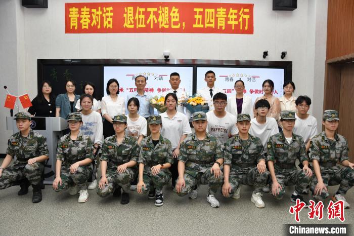 受邀功臣同師生代表合影。　漳州市退役軍人事務(wù)局供圖