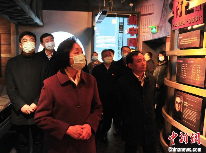 臺(tái)盟中央主席蘇輝近日率調(diào)研組赴吉林開展重點(diǎn)考察調(diào)研。圖為在長(zhǎng)影舊址博物館考察吉林特色文化產(chǎn)業(yè)發(fā)展?！「啐埌?攝