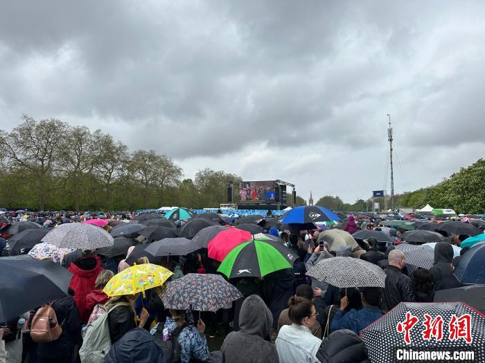 當(dāng)?shù)貢r(shí)間5月6日，英國(guó)國(guó)王查爾斯三世的加冕儀式舉行。民眾雨中觀看儀式?！W陽(yáng)開宇 攝