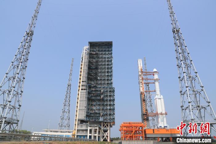 北京時(shí)間5月7日，天舟六號(hào)貨運(yùn)飛船與長征七號(hào)遙七運(yùn)載火箭組合體垂直轉(zhuǎn)運(yùn)至發(fā)射區(qū)。　邱立軍 黃國暢 攝