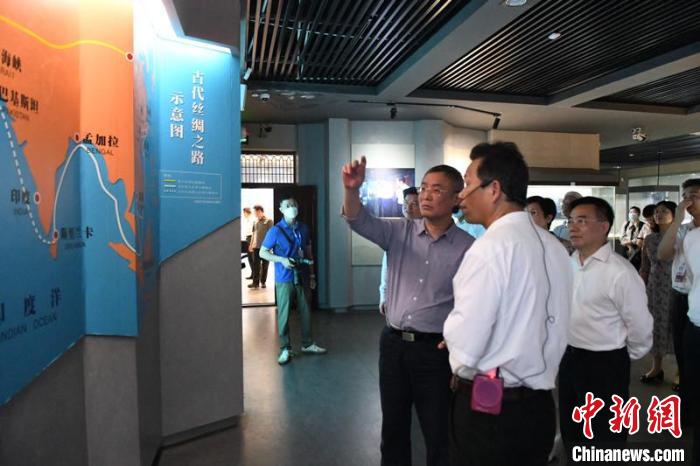 圖為蔡達峰一行在合浦漢代文化博物館考察?！×趾?攝