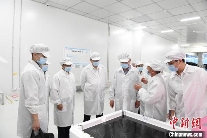 圖為蔡達峰一行在惠科電子(北海)科技產(chǎn)業(yè)園調(diào)研?！×趾?攝