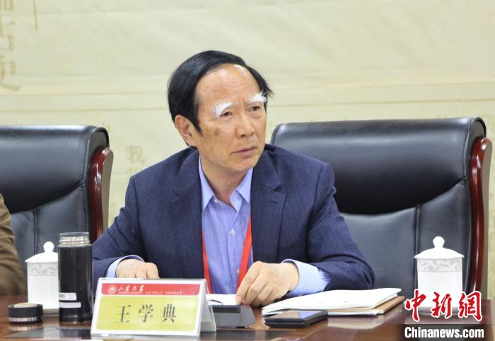 山東大學(xué)儒學(xué)高等研究院執(zhí)行院長、《文史哲》雜志主編王學(xué)典主持首場主題發(fā)言?！≮w曉 攝
