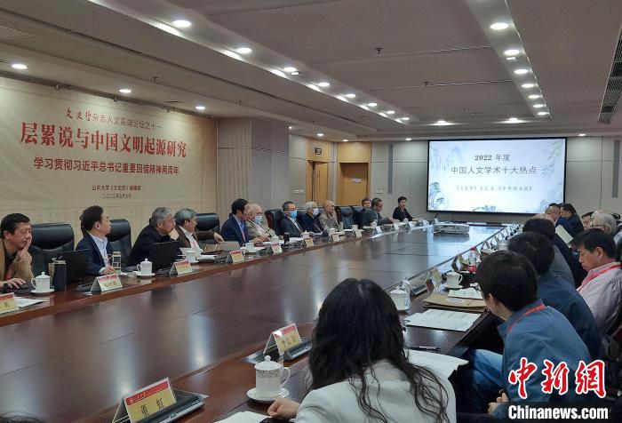 2022年度“中國人文學(xué)術(shù)十大熱點(diǎn)”在現(xiàn)場發(fā)布。　趙曉 攝
