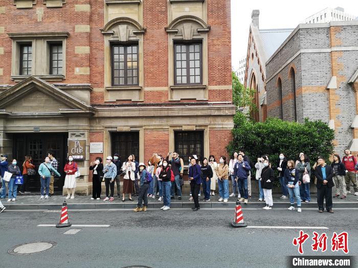 新階層人士走讀“外灘源”?！》队畋?攝