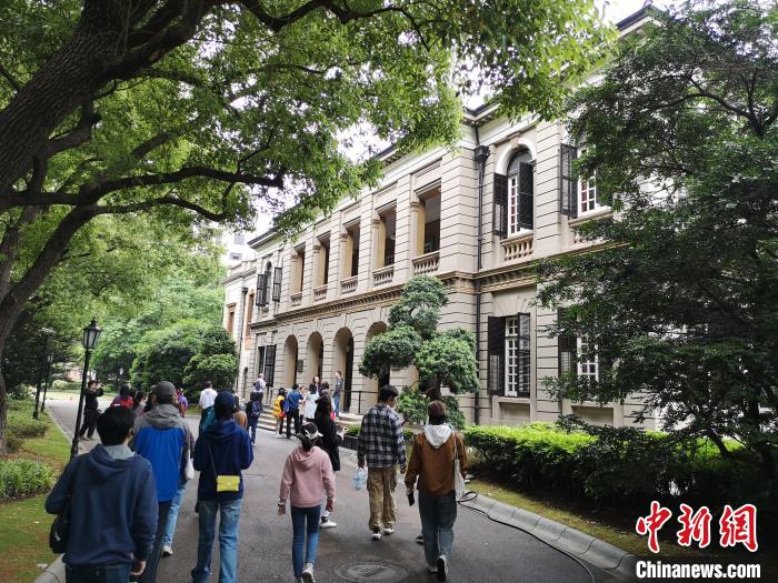 新階層人士參觀英國駐滬領(lǐng)事館。　范宇斌 攝