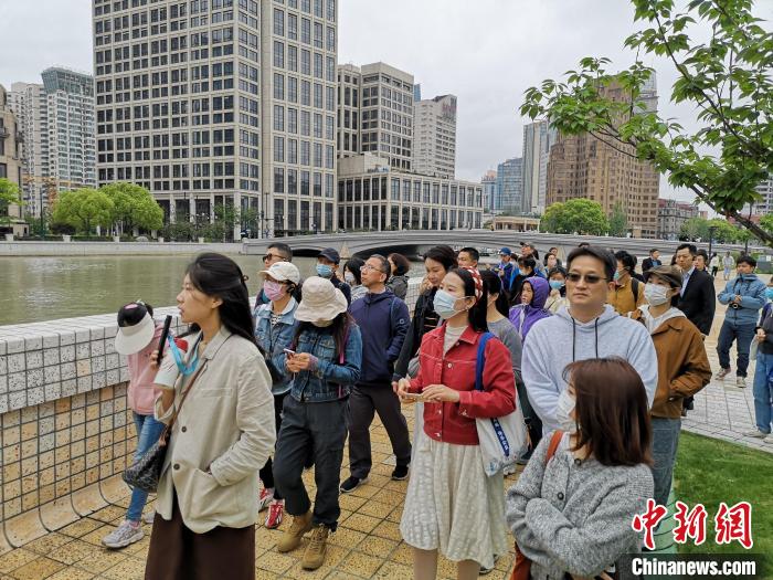 新階層人士走讀黃浦蘇州河沿岸?！》队畋?攝