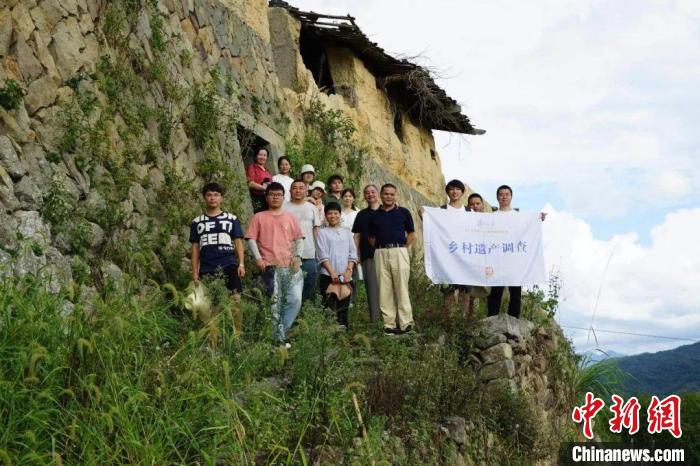 杜曉帆與該中心教師團(tuán)隊(duì)調(diào)研足跡遍布全中國(guó)各省市800多個(gè)城鄉(xiāng)聚落、文化景觀等?！?fù)旦大學(xué)國(guó)土與文化資源研究中心供圖