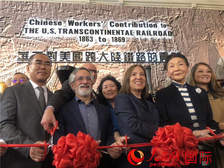 圖為（從右到左）方李邦琴、加州副州長康依蓮、舊金山市議長佩斯金、中國駐舊金山副總領(lǐng)事潘慶江在剪彩。人民網(wǎng)記者 鄧圩攝