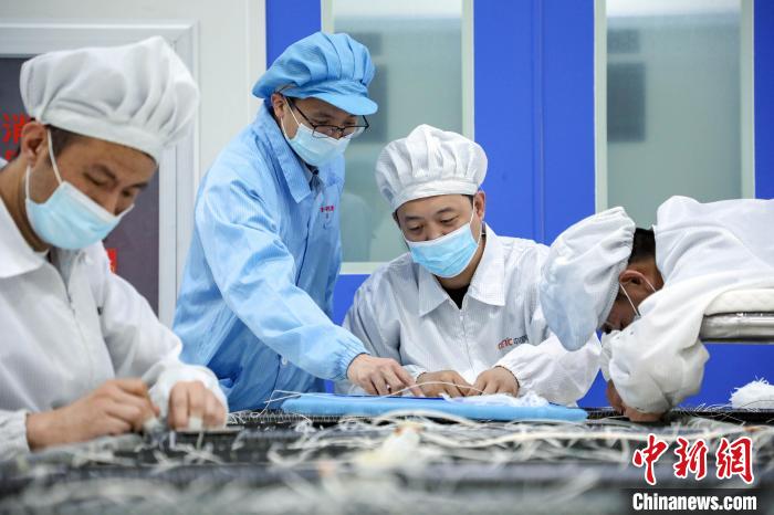中國電科研究人員開展半剛性太陽電池陣相關(guān)研究測(cè)試?！≈袊娍?供圖